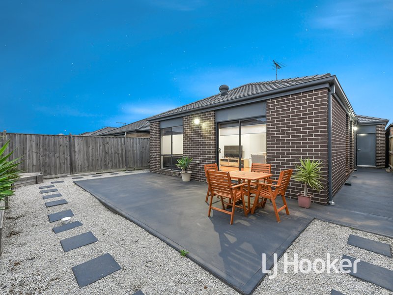 Photo - 5 Leveret Way, Narre Warren South VIC 3805 - Image 9