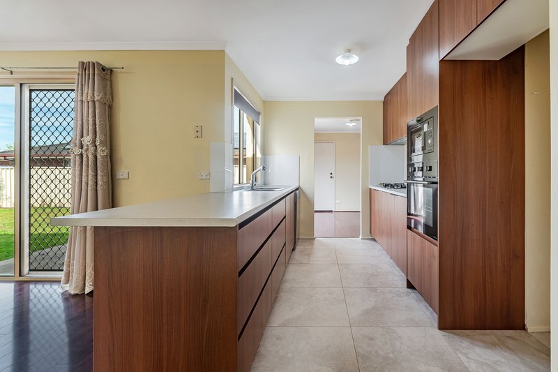 Photo - 5 Limpopa Square, Roxburgh Park VIC 3064 - Image 11