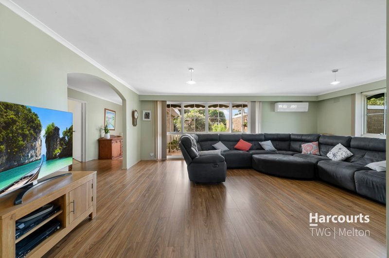 Photo - 5 Linlithgow Way, Melton West VIC 3337 - Image 3