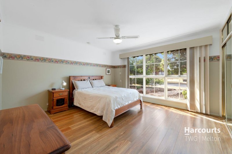 Photo - 5 Linlithgow Way, Melton West VIC 3337 - Image 4