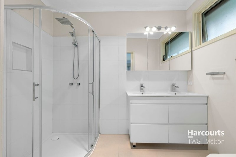 Photo - 5 Linlithgow Way, Melton West VIC 3337 - Image 5