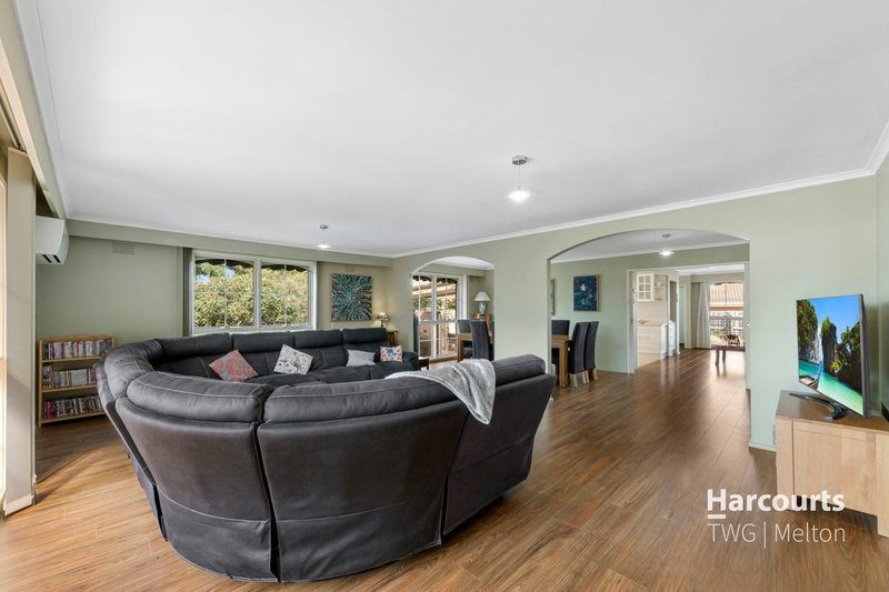 Photo - 5 Linlithgow Way, Melton West VIC 3337 - Image 9