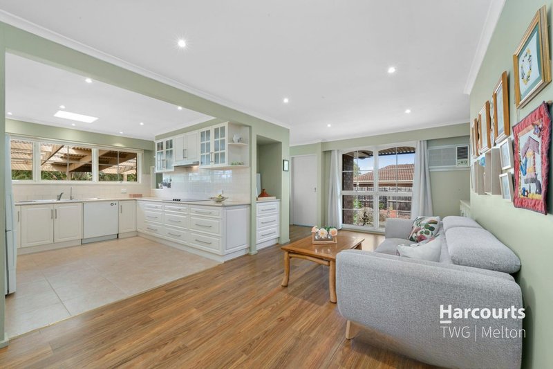 Photo - 5 Linlithgow Way, Melton West VIC 3337 - Image 11