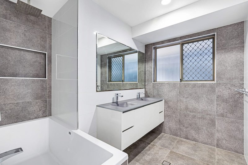 Photo - 5 Lockhart Place, Helensvale QLD 4212 - Image 12