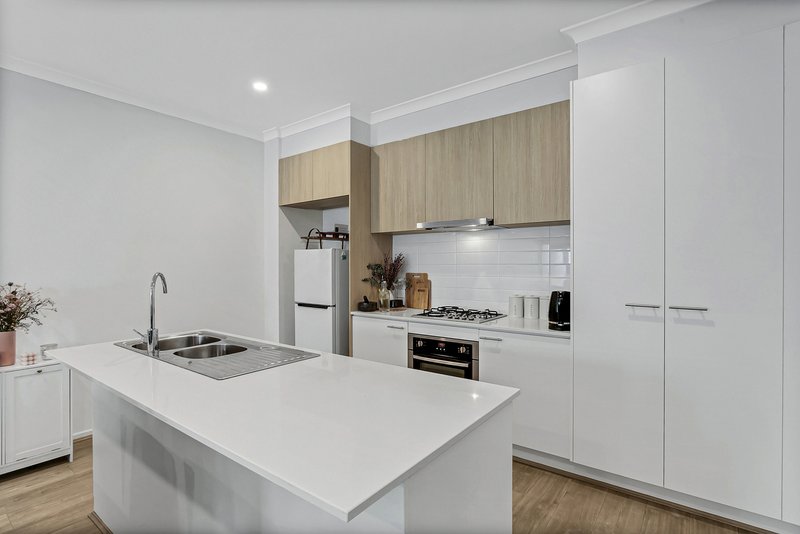 Photo - 5 Luella Lane, Pakenham VIC 3810 - Image 2