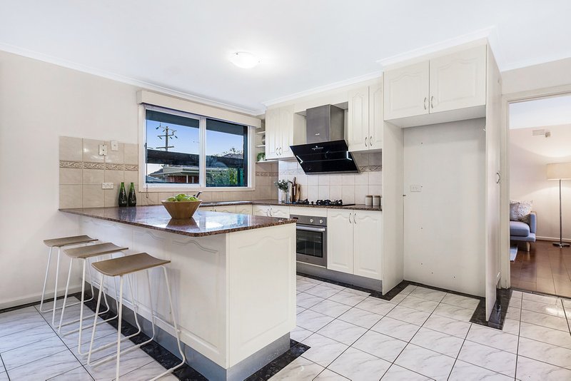 Photo - 5 Magnolia Court, Glen Waverley VIC 3150 - Image 3