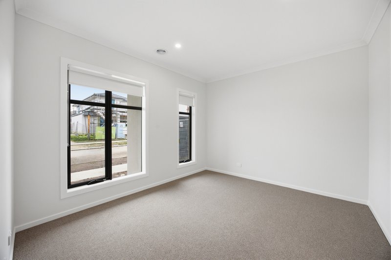 Photo - 5 Majorelle Way, Clyde VIC 3978 - Image 4