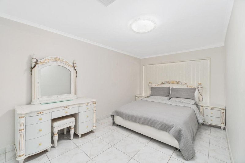 Photo - 5 Mammone Close, Edensor Park NSW 2176 - Image 7