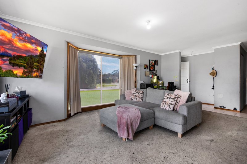 Photo - 5 Marisa Place, Pakenham VIC 3810 - Image 3