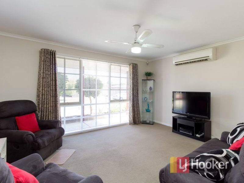 Photo - 5 Marnie Drive, Cranbourne West VIC 3977 - Image 2