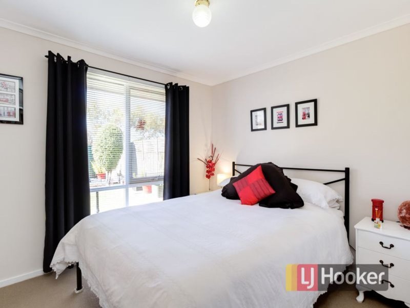 Photo - 5 Marnie Drive, Cranbourne West VIC 3977 - Image 9