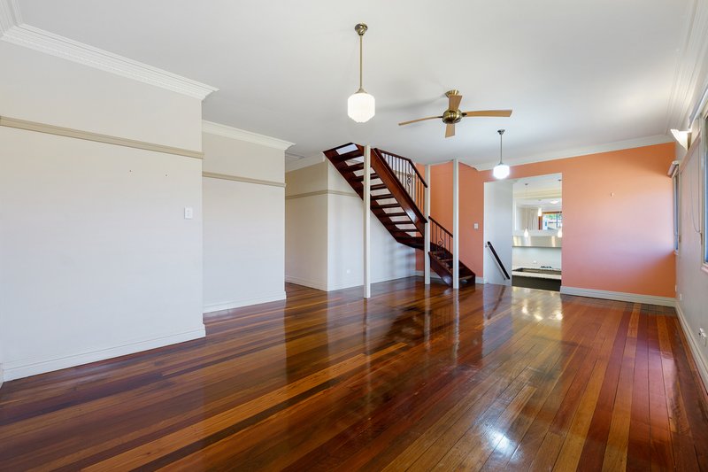 Photo - 5 Marshall Avenue, Seven Hills QLD 4170 - Image 6