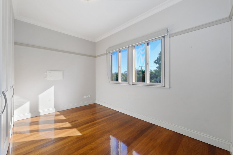 Photo - 5 Marshall Avenue, Seven Hills QLD 4170 - Image 8