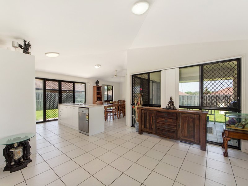 Photo - 5 Martin Place, Redbank Plains QLD 4301 - Image 3