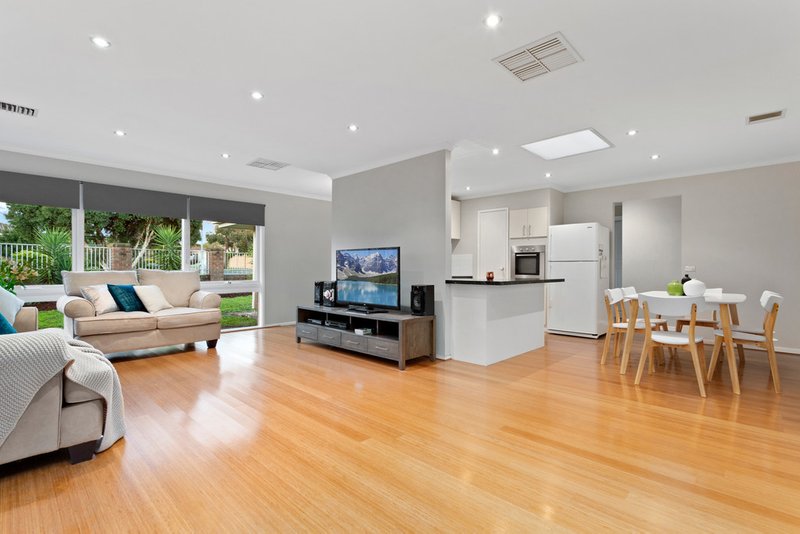 Photo - 5 Maybury Drive, Mill Park VIC 3082 - Image 3