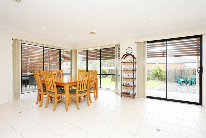 Photo - 5 Mckeown Crescent, Roxburgh Park VIC 3064 - Image 4