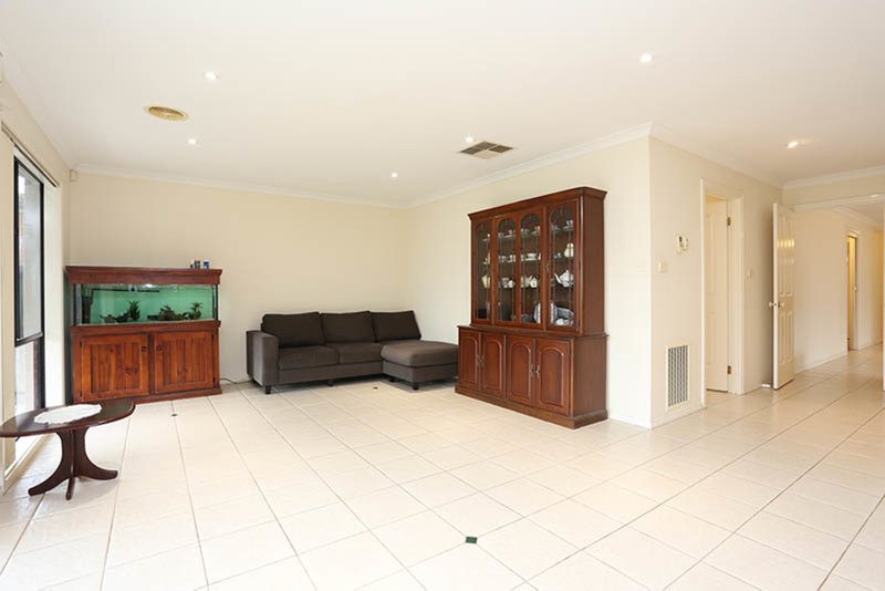 Photo - 5 Mckeown Crescent, Roxburgh Park VIC 3064 - Image 9