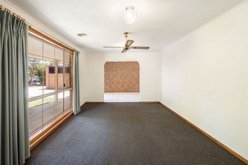 Photo - 5 Mcmahon Place, Wodonga VIC 3690 - Image 3