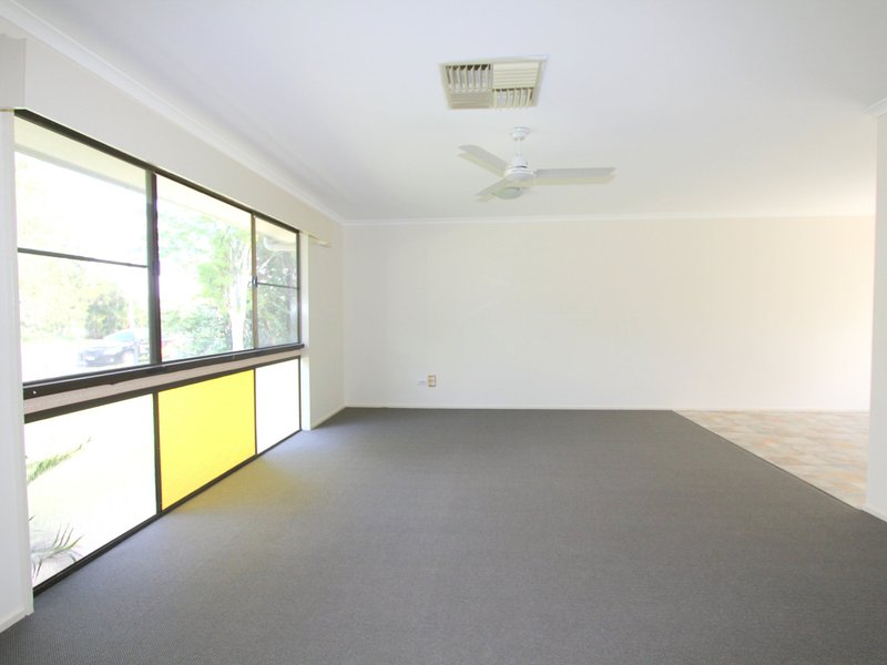 Photo - 5 Mellish Crescent, Emerald QLD 4720 - Image 3