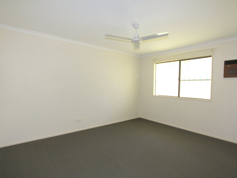 Photo - 5 Mellish Crescent, Emerald QLD 4720 - Image 7