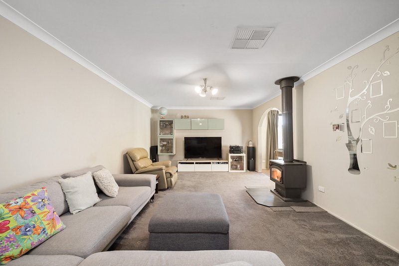 Photo - 5 Merfield Place, Giralang ACT 2617 - Image 2