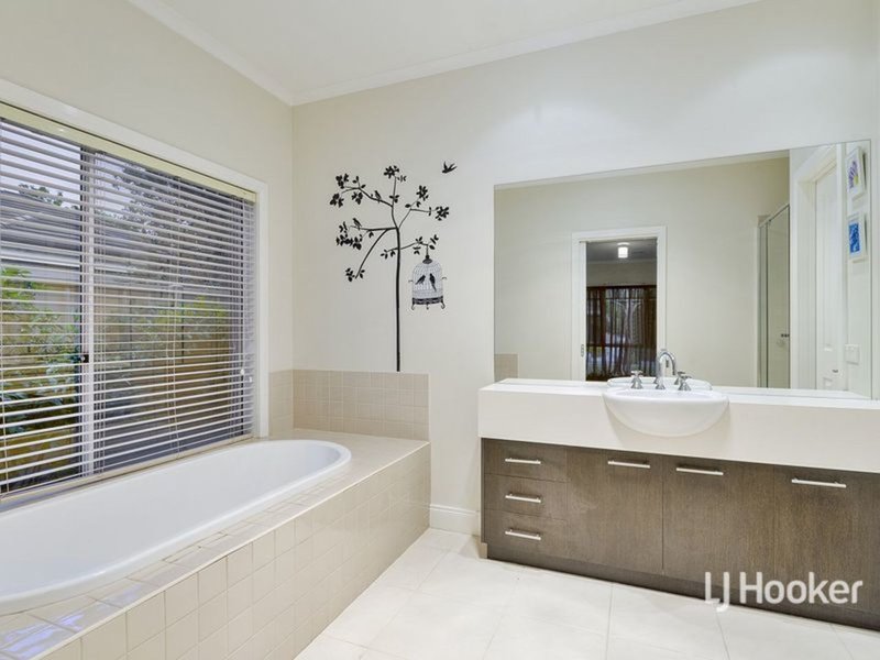 Photo - 5 Messina Crescent, Point Cook VIC 3030 - Image 8