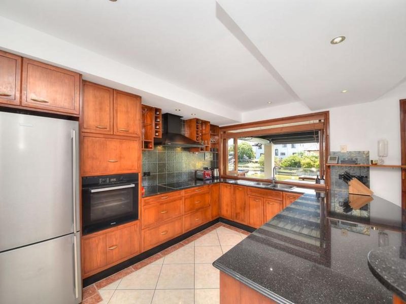 Photo - 5 Mexicali Court, Broadbeach Waters QLD 4218 - Image 7