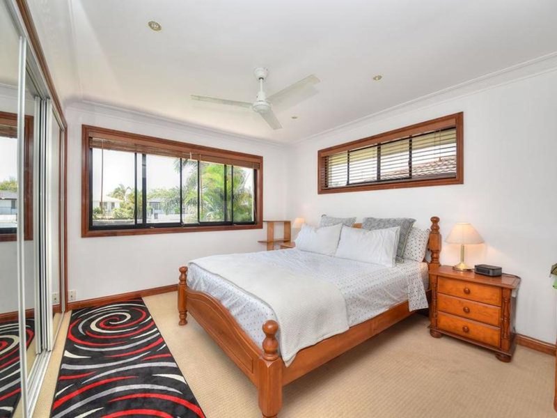 Photo - 5 Mexicali Court, Broadbeach Waters QLD 4218 - Image 11