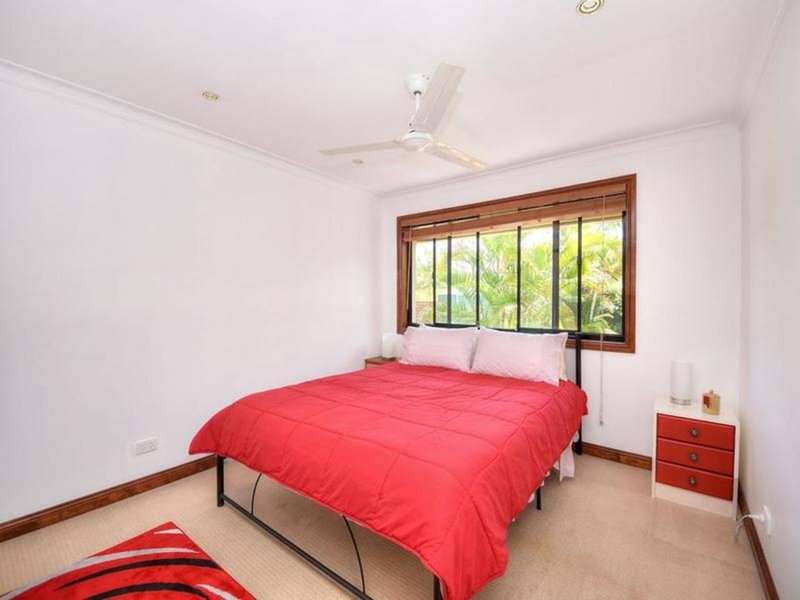 Photo - 5 Mexicali Court, Broadbeach Waters QLD 4218 - Image 13