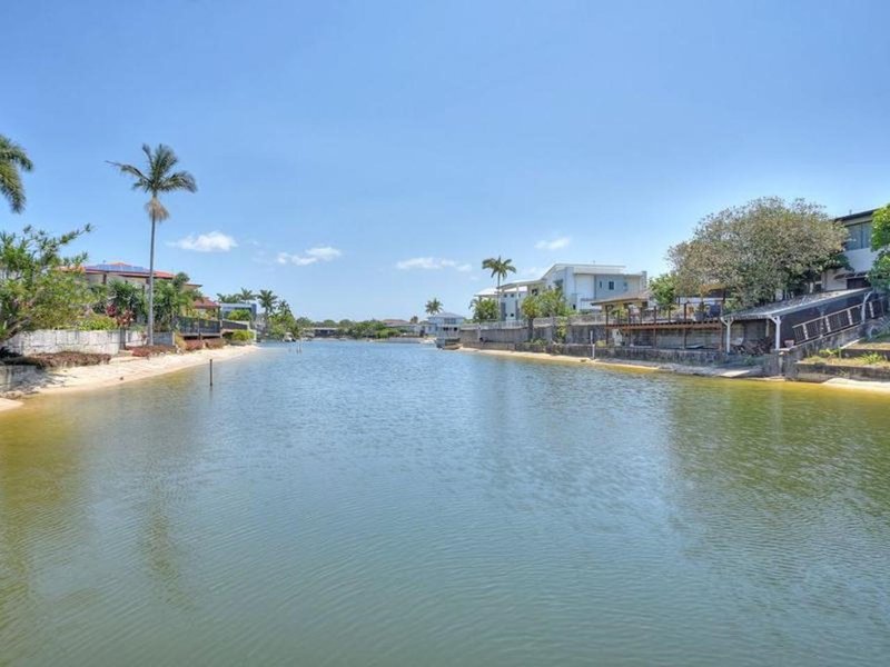 Photo - 5 Mexicali Court, Broadbeach Waters QLD 4218 - Image 16