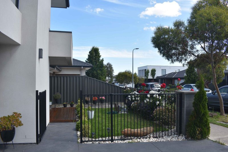 Photo - 5 Millau Avenue, Craigieburn VIC 3064 - Image 2