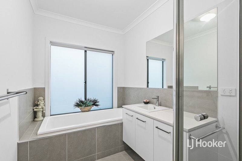 Photo - 5 Millpond Drive, Point Cook VIC 3030 - Image 21