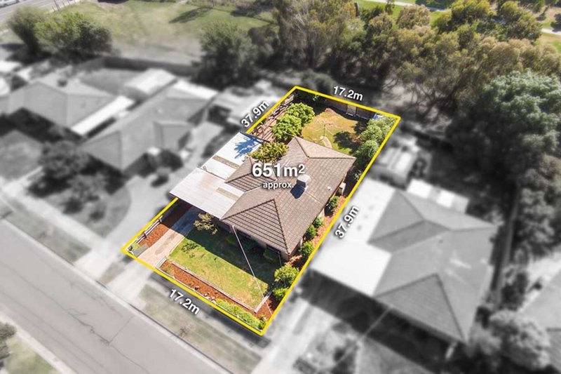 Photo - 5 Mitford Crescent, Craigieburn VIC 3064 - Image 9