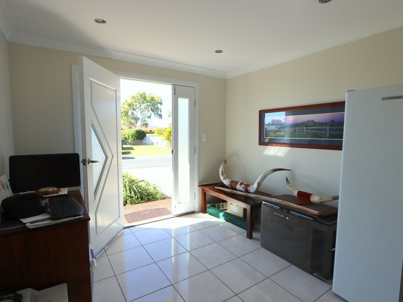 Photo - 5 Mooney Crescent, Emerald QLD 4720 - Image 2