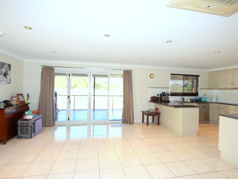 Photo - 5 Mooney Crescent, Emerald QLD 4720 - Image 7