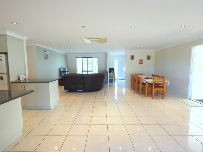 Photo - 5 Mooney Crescent, Emerald QLD 4720 - Image 8