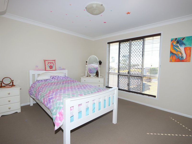 Photo - 5 Mooney Crescent, Emerald QLD 4720 - Image 14