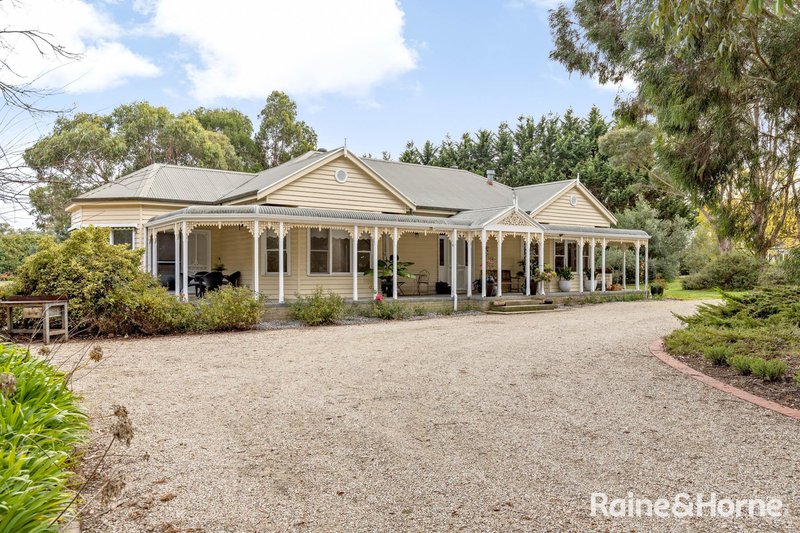 Photo - 5 Moras Court, Gisborne VIC 3437 - Image 3