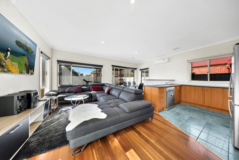 Photo - 5 Mulberry Pass, Craigieburn VIC 3064 - Image 6