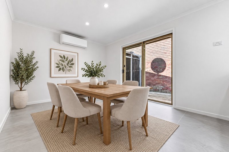 Photo - 5 Munro Close, Hampton Park VIC 3976 - Image 4