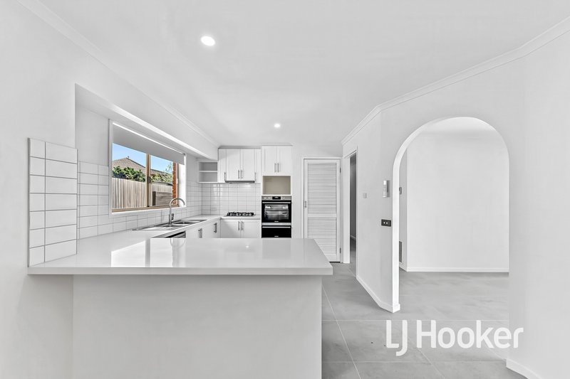 Photo - 5 Munro Close, Hampton Park VIC 3976 - Image 5