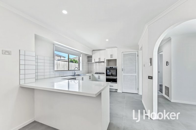 Photo - 5 Munro Close, Hampton Park VIC 3976 - Image 6