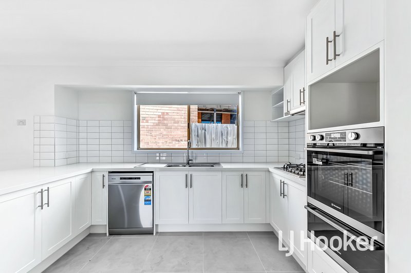 Photo - 5 Munro Close, Hampton Park VIC 3976 - Image 7