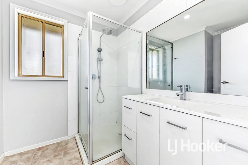 Photo - 5 Munro Close, Hampton Park VIC 3976 - Image 11