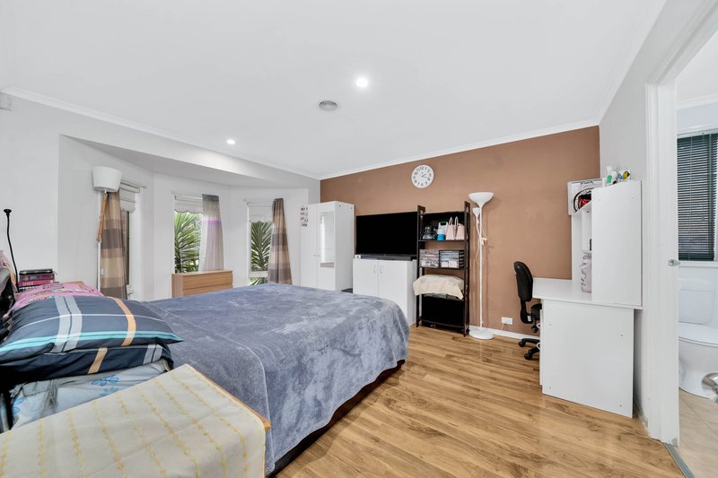 Photo - 5 Murray Walk, Roxburgh Park VIC 3064 - Image 3