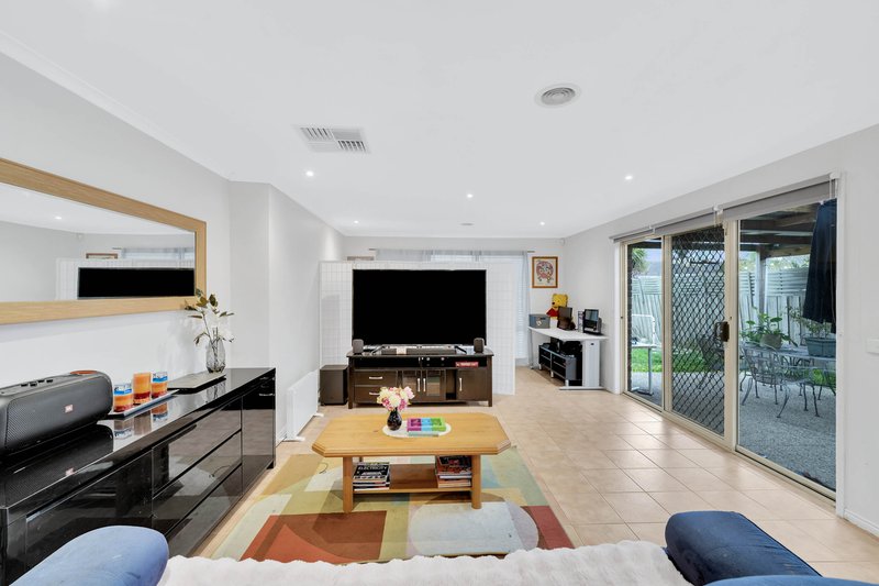 Photo - 5 Murray Walk, Roxburgh Park VIC 3064 - Image 9