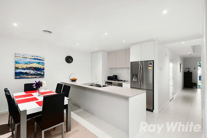 Photo - 5 Newcastle Drive, Mulgrave VIC 3170 - Image 3