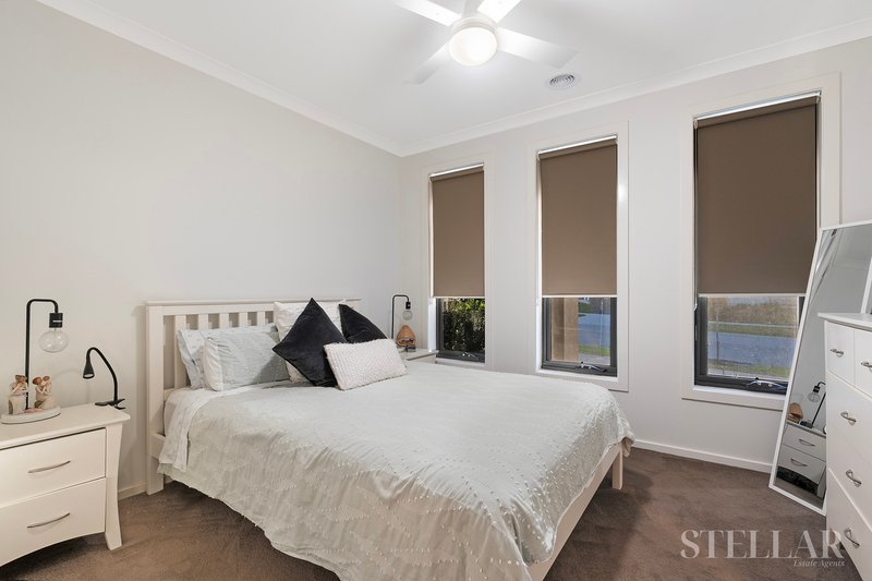 Photo - 5 Niseko Crescent, Pakenham VIC 3810 - Image 2