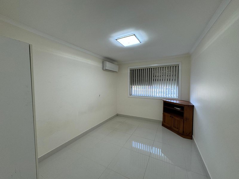 Photo - 5 Oaklea Place, Canley Heights NSW 2166 - Image 6