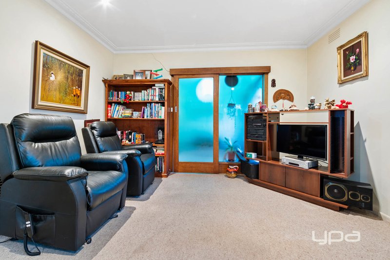 Photo - 5 Occold Court, St Albans VIC 3021 - Image 3